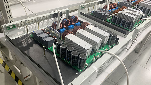 Кој е принципот на работа на статички генератор на реактивна моќ?